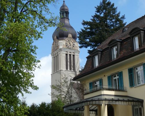 Kirche Neudorf mit Notkerianum Frühling.JPG