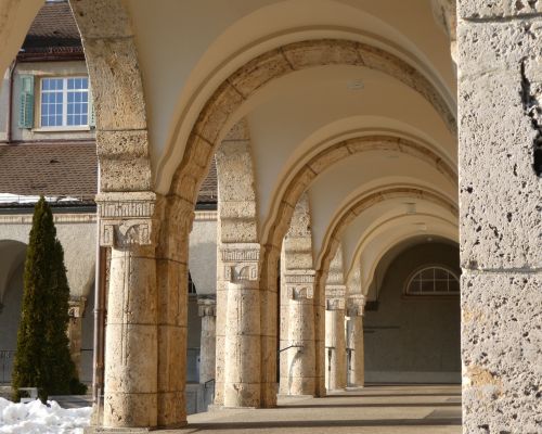 Kirche Neudorf Kreuzgang.JPG